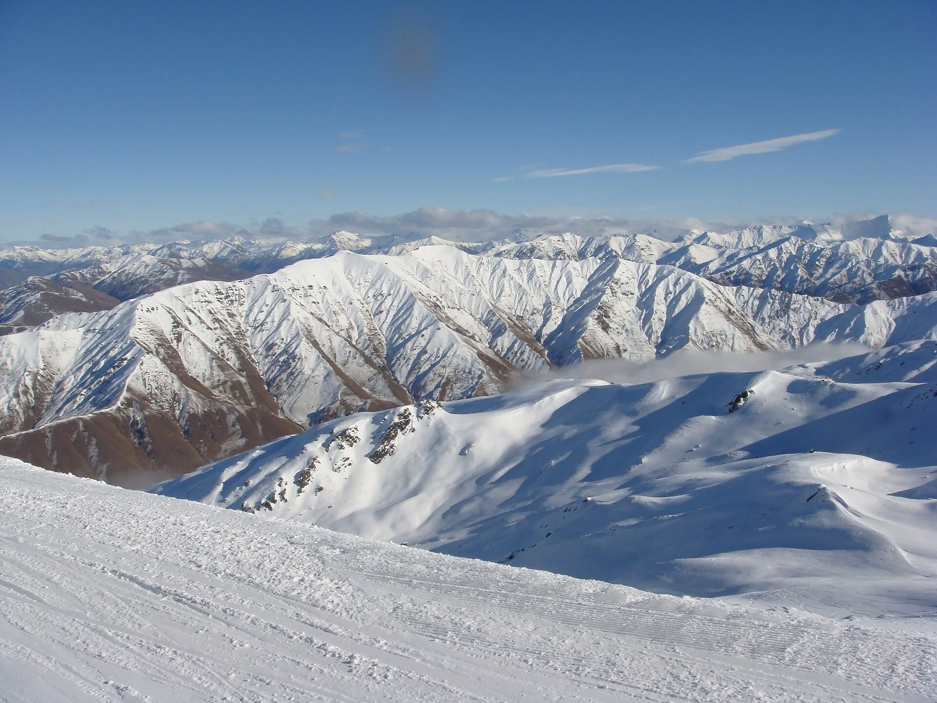 ️ L'hiver (juin à août) : ski et tarifs plus doux