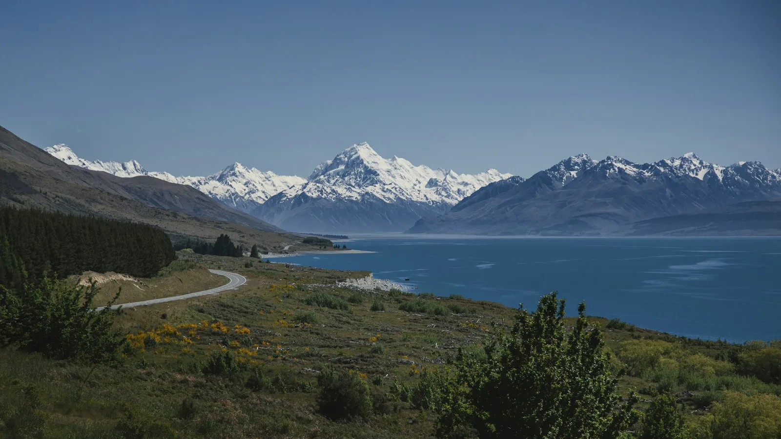 Route sinueuse dans les montagnes de l'île du Sud, Nouvelle-Zélande